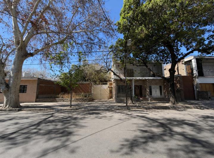 Casa · 400m² · 3 Dormitorios · 5 Cocheras