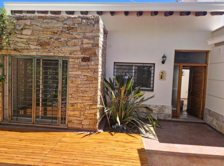 Casa · 104m² · 4 Ambientes · 2 Cocheras