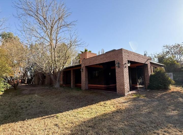 Casa · 230m² · 5 Ambientes · 4 Cocheras