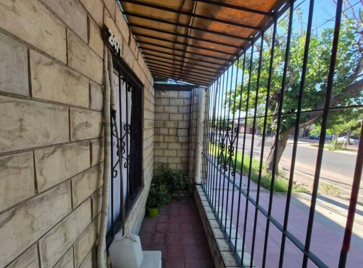 Casa · 260m² · 6 Dormitorios · 5 Cocheras