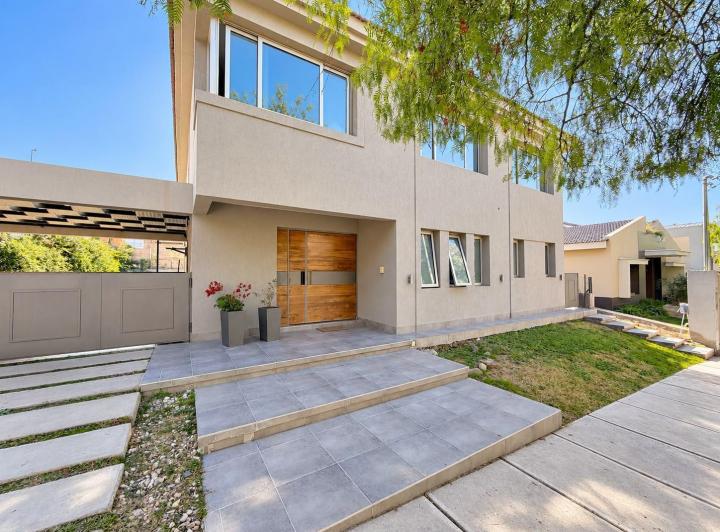 Casa · 260m² · 7 Ambientes · 2 Cocheras