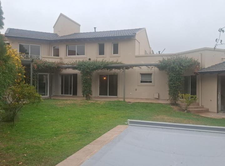 Casa · 34523m² · 3 Dormitorios · 1 Cochera