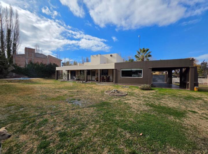 Casa · 1130m² · 5 Ambientes · 3 Cocheras