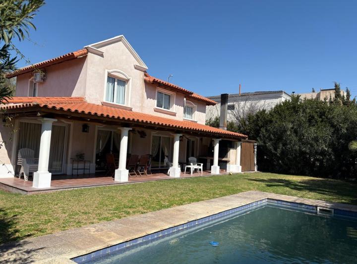 Casa · 275m² · 4 Ambientes · 2 Cocheras