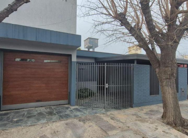 Casa · 180m² · 6 Ambientes · 2 Cocheras