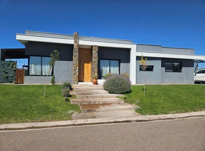 Casa · 200m² · 6 Ambientes · 2 Cocheras