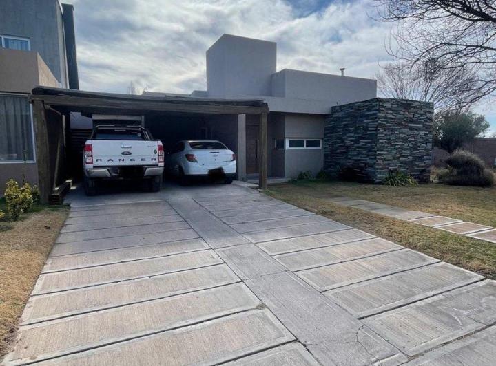 Casa · 180m² · 5 Ambientes · 2 Cocheras