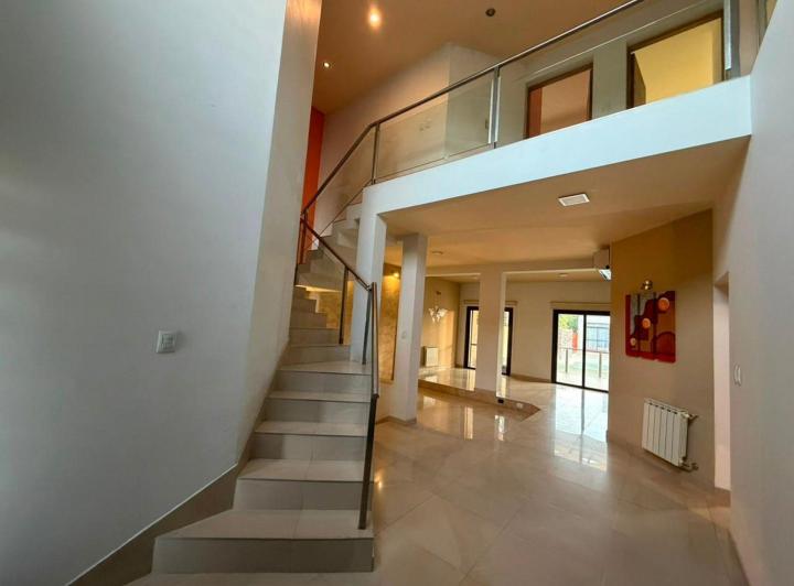 Casa · 380m² · 8 Ambientes · 2 Cocheras