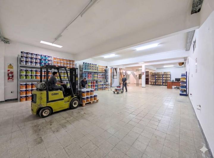 Local comercial · 468m² · 8 Ambientes · 3 Cocheras