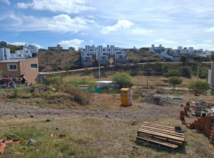 Terreno · 908m²