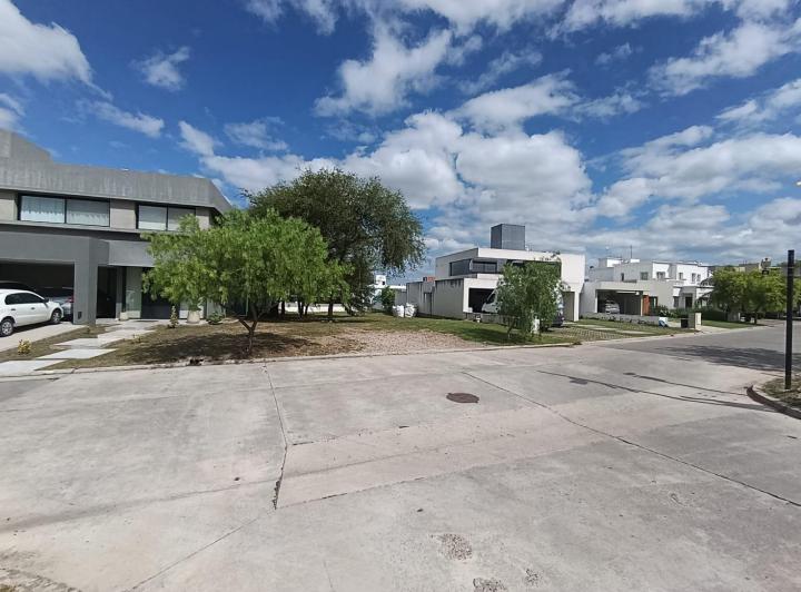 Terreno · 608m²