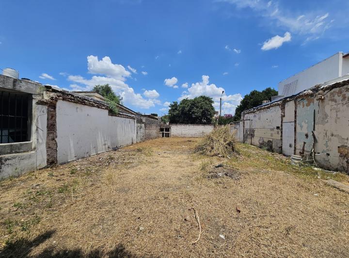 Terreno · 215m²