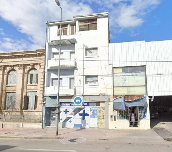 Local comercial · 243m²