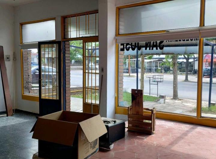 Local comercial · 238m² · 4 Dormitorios · 1 Cochera