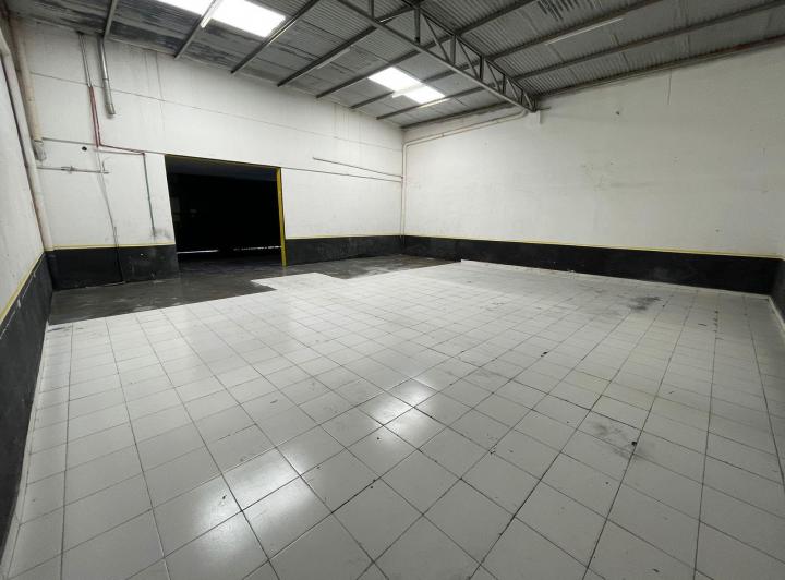 Local comercial · 240m² · 4 Ambientes · 3 Cocheras