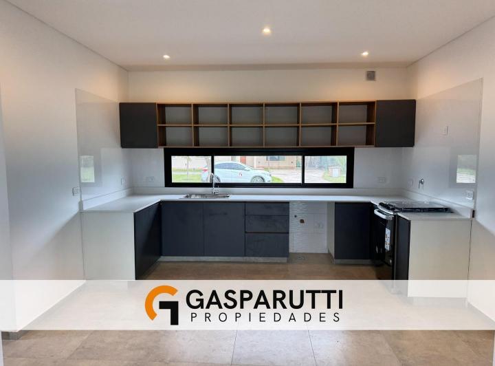 Casa · 160m² · 4 Ambientes · 4 Cocheras
