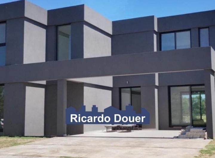 Casa · 220m² · 4 Ambientes · 1 Cochera