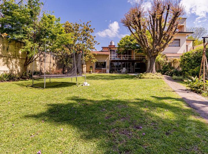 Casa · 230m² · 4 Ambientes · 2 Cocheras