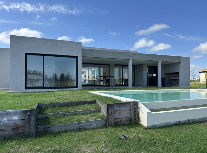 Casa · 259m² · 5 Ambientes · 2 Cocheras