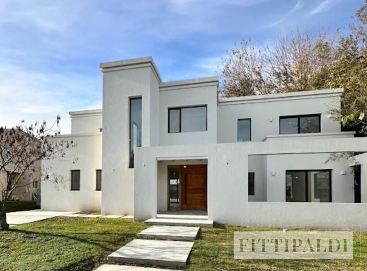 Casa · 223m² · 4 Ambientes · 2 Cocheras