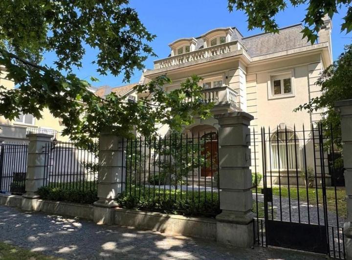 Casa · 600m² · 2 Cocheras