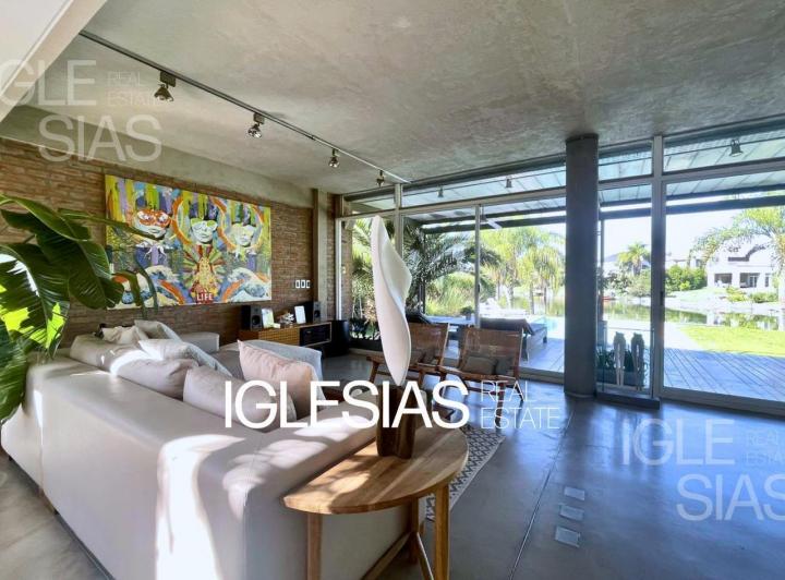 Casa · 240m² · 6 Ambientes · 6 Cocheras