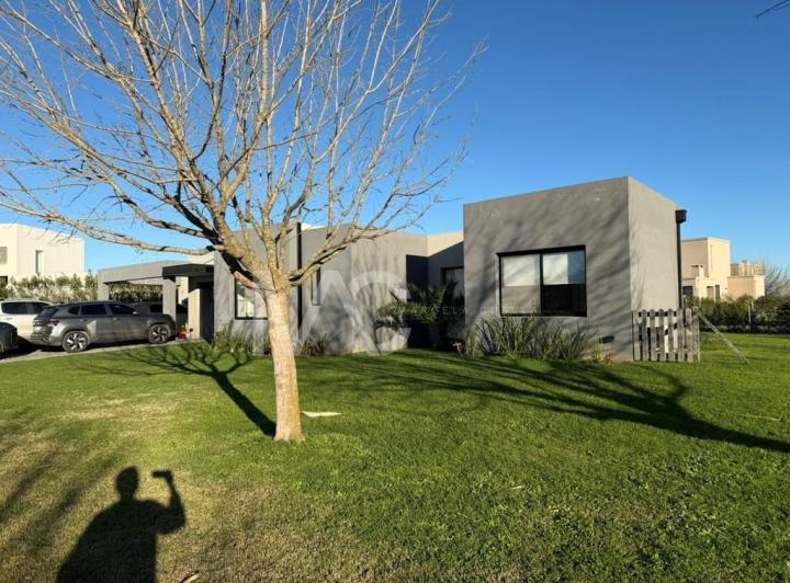 Casa · 183m² · 4 Ambientes · 10 Cocheras