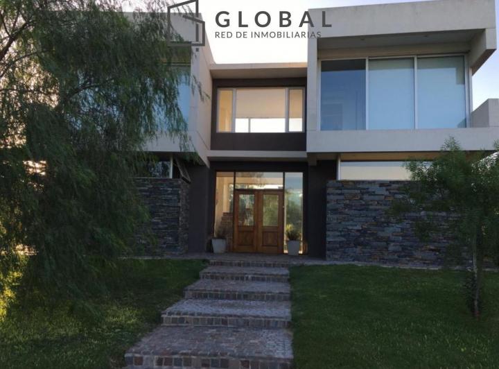 Casa · 204m² · 4 Ambientes · 3 Cocheras