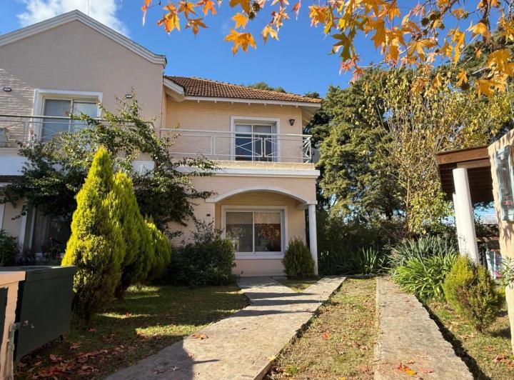 Casa · 100m² · 3 Ambientes · 2 Cocheras