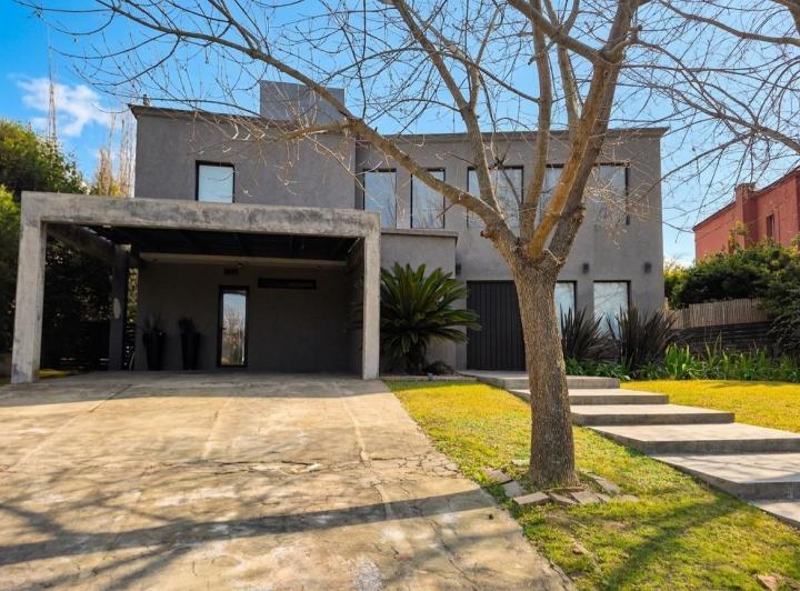 Casa · 230m² · 7 Ambientes · 4 Cocheras