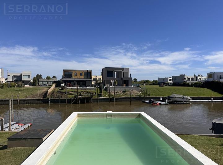 Casa · 250m² · 4 Ambientes · 4 Cocheras