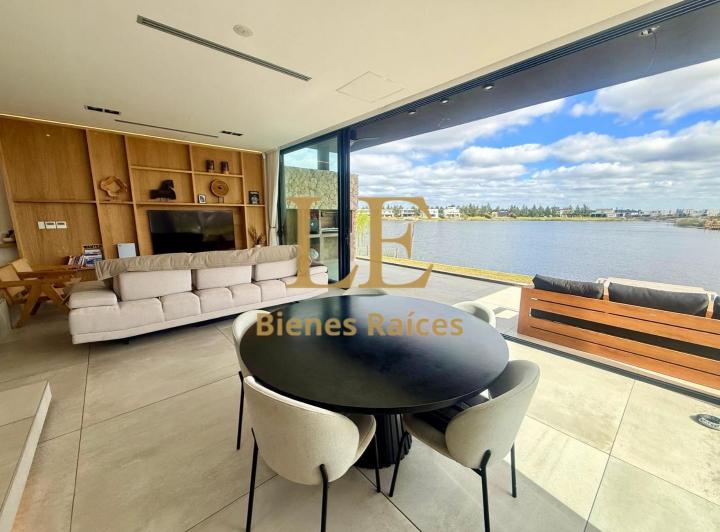 Casa · 232m² · 4 Ambientes · 3 Cocheras