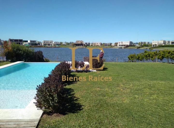 Casa · 270m² · 4 Ambientes · 5 Cocheras