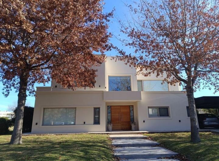 Casa · 450m² · 7 Ambientes · 2 Cocheras