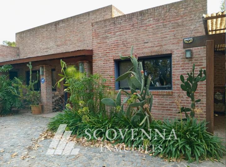 Casa · 257m² · 5 Ambientes · 2 Cocheras