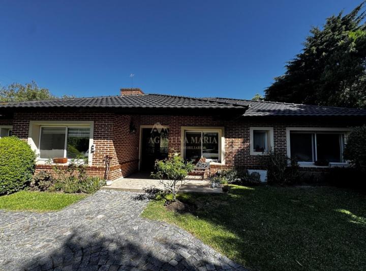 Casa · 140m² · 4 Ambientes · 2 Cocheras