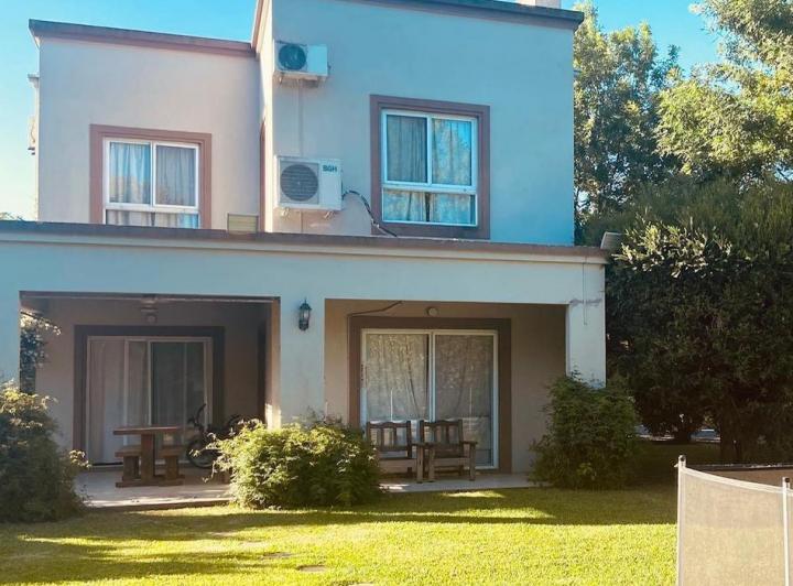 Casa · 200m² · 5 Ambientes · 2 Cocheras