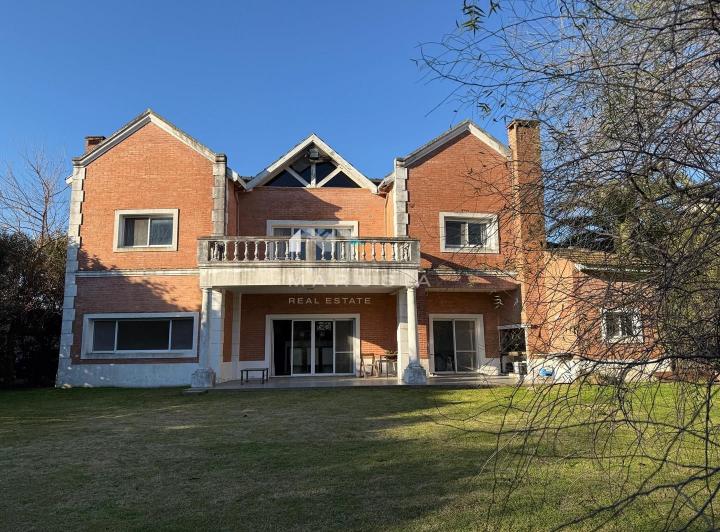 Casa · 275m² · 6 Ambientes · 1 Cochera