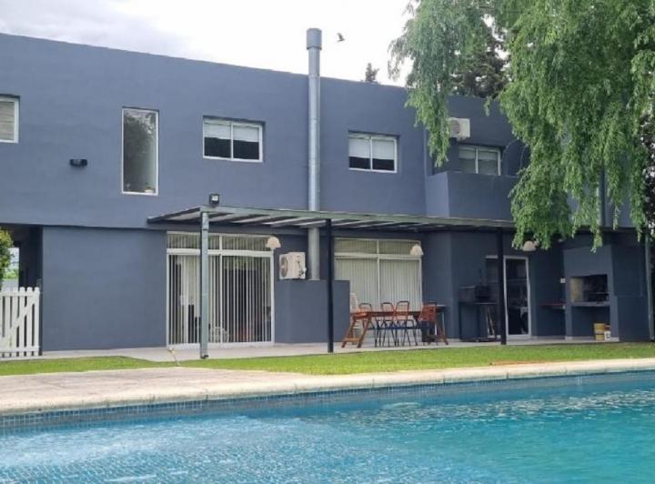 Casa · 200m² · 4 Ambientes · 2 Cocheras