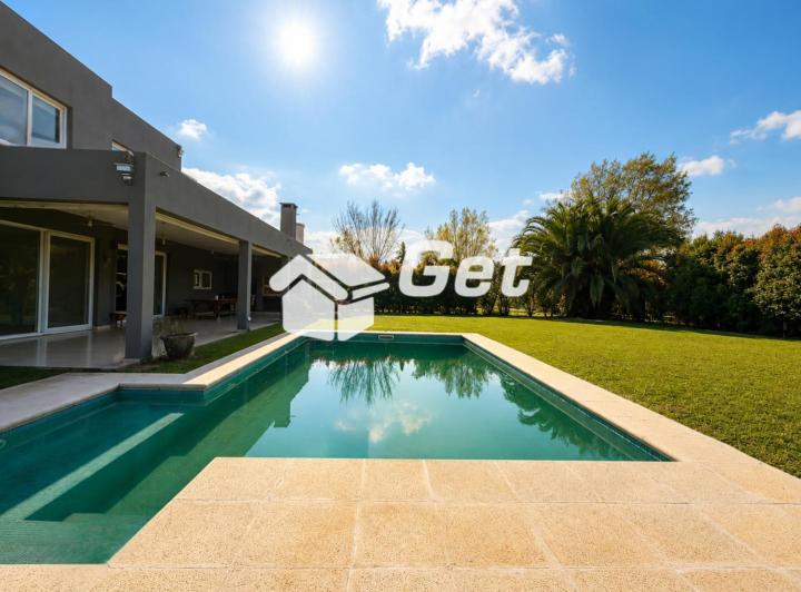 Casa · 255m² · 5 Ambientes · 4 Cocheras