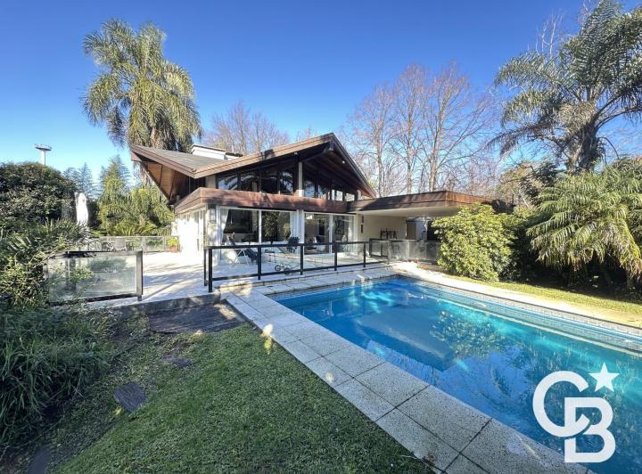 Casa · 255m² · 7 Ambientes · 4 Cocheras
