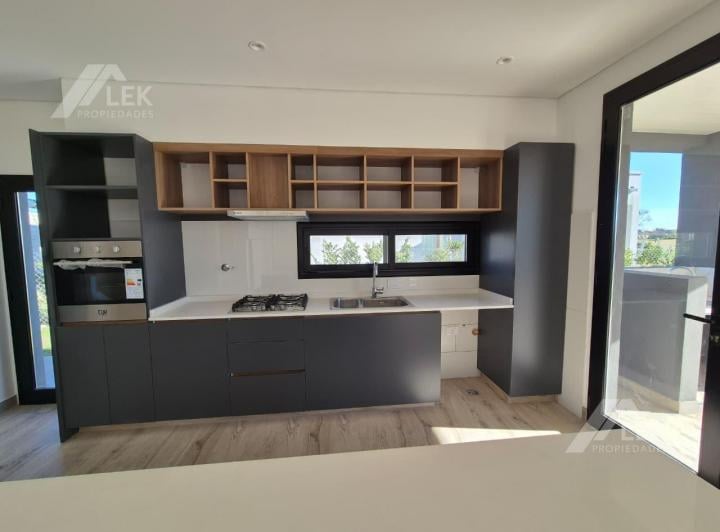 Casa · 200m² · 5 Ambientes