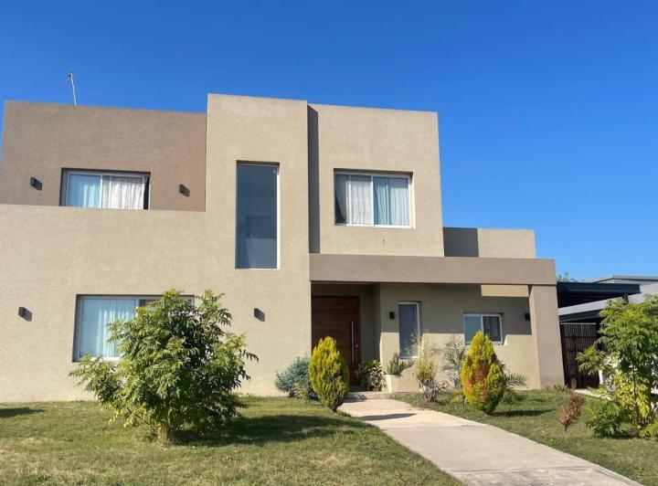 Casa · 600m² · 5 Ambientes · 3 Cocheras