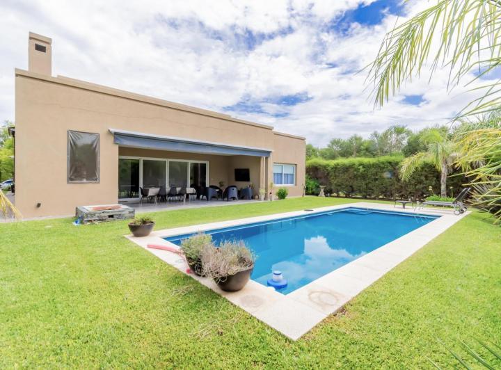 Casa · 260m² · 4 Ambientes · 4 Cocheras
