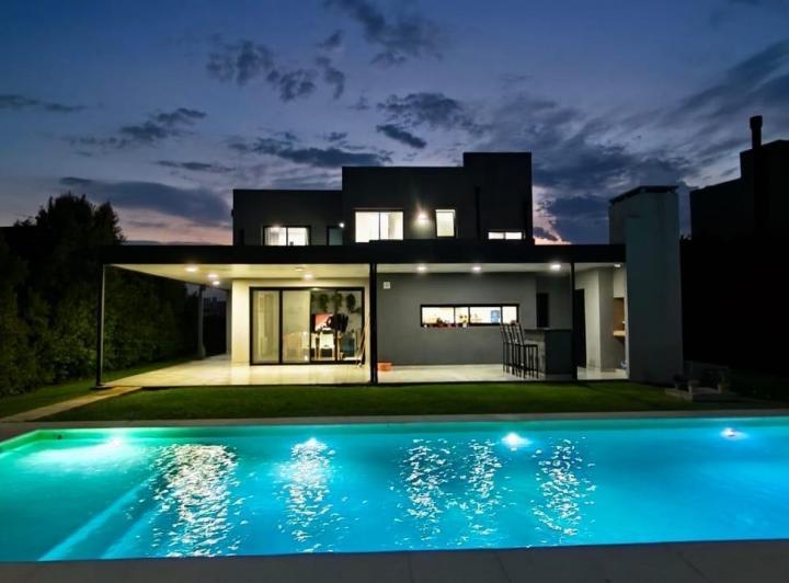 Casa · 254m² · 5 Ambientes · 6 Cocheras