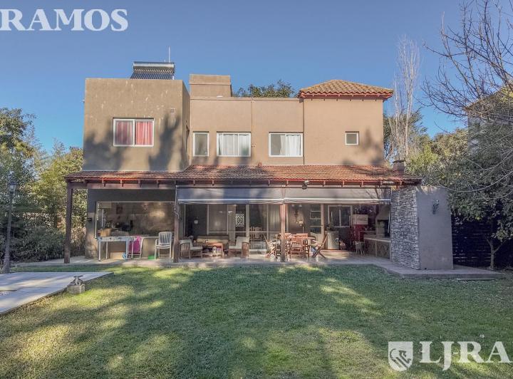 Casa · 204m² · 7 Ambientes · 4 Cocheras