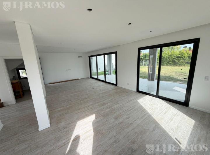 Casa · 165m² · 6 Ambientes · 3 Cocheras