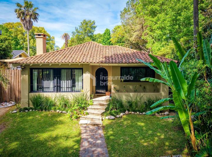 Casa · 235m² · 5 Ambientes · 2 Cocheras