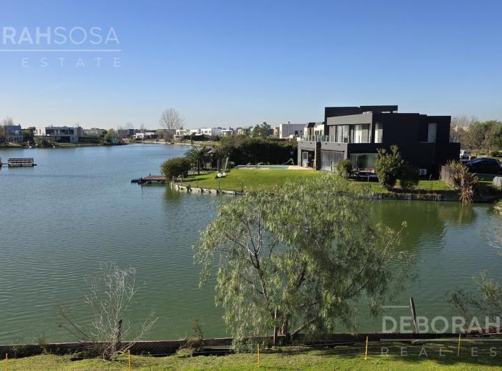 Casa · 190m² · 5 Ambientes · 4 Cocheras