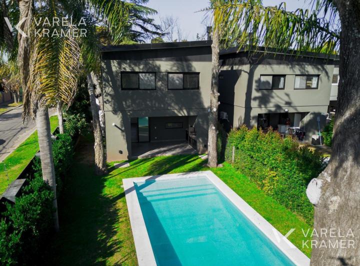 Casa · 180m² · 4 Ambientes · 2 Cocheras
